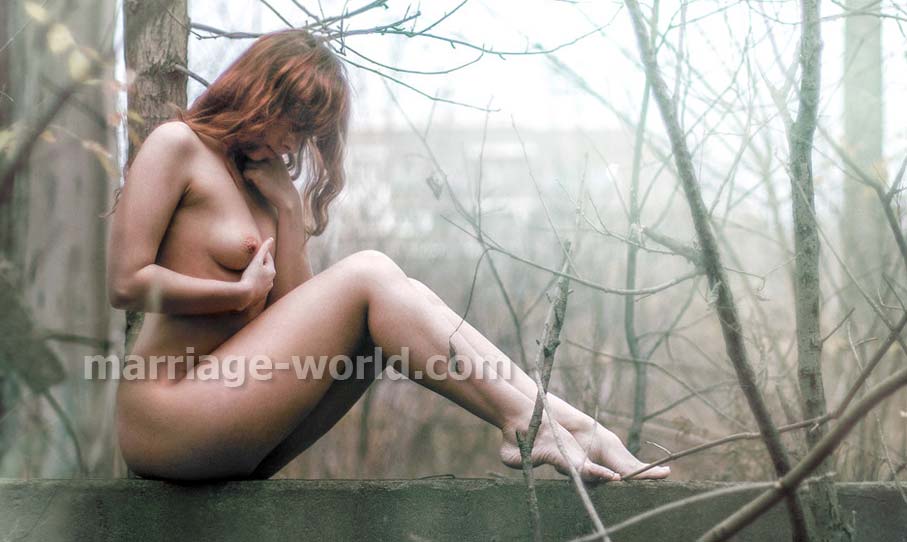 mujer rusa desnuda sentada en el bosque